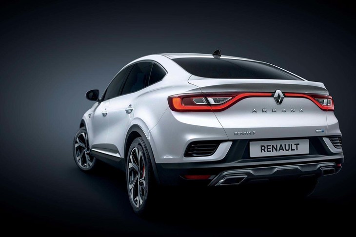 フロント、リアともに、光源のCシェイプデザインが特徴となっている。