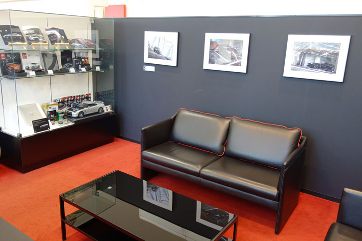 店舗1階にある、主に「GT-R」専用に使用される商談ルーム。