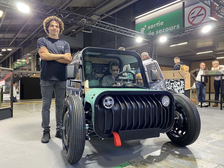 今回筆者が最も評価したい「クアドリシクル」は、スタートアップ企業のキロウによる2シーターEV「バニョール」。脇に立つのは大手メーカー勤務から独立したデザイナー、レオ・ショワセル氏。価格は9900ユーロ（約144万円）から。