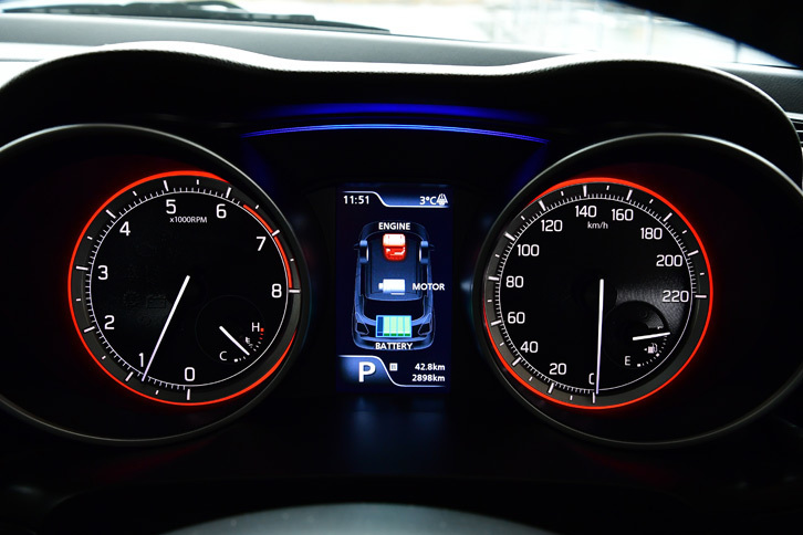 メーターの中央にはカラー表示のマルチインフォメーションディスプレイが備わる。