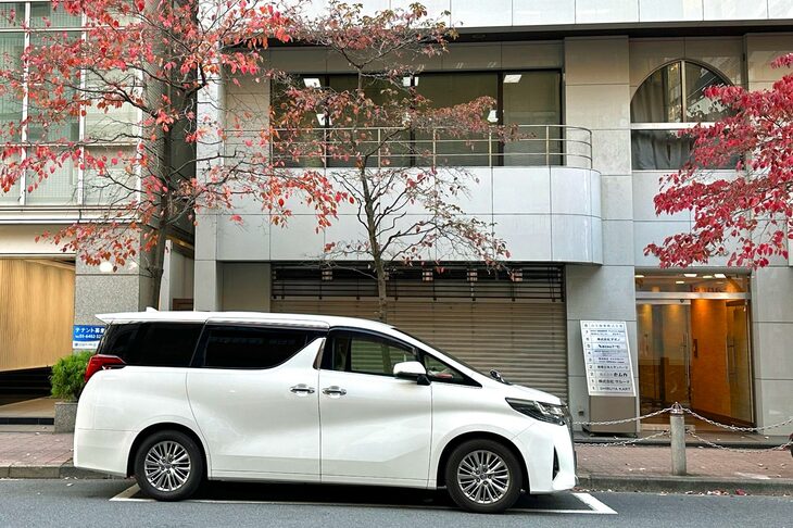 「トヨタ・アルファード／ヴェルファイア」は、東京都心においては運転手付き車両の需要もかなり高いとみた。新橋で。
