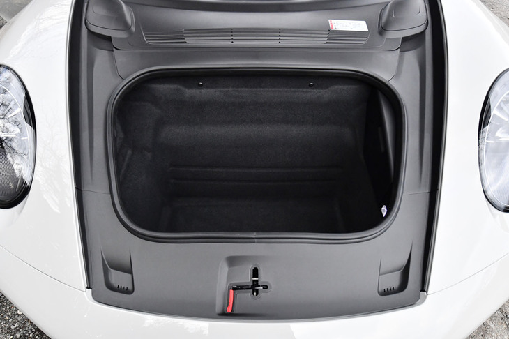 フロントフード下に設置された荷室の容量は132リッター。形状にもよるが、機内持ち込みが可能なスーツケースであれば余裕をもって2つ収めることができる。