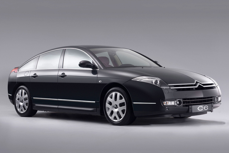 2005年登場の「シトロエンC6」。　
	渕野「Dセグメントの高級車として、こんな形のクルマを提案できるところもフランス車らしさかなと思うんです」　
	ほった「しかも奇をてらったんじゃなくて、シトロエン的に合理性を考えた結果っていうのが、イカしてますよね」