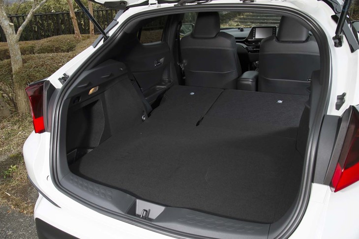 後席の背もたれを倒し、積載スペースを拡大した状態。容量は最大で1112リッターとなる。荷物を安定させるためのフック類も備わる。