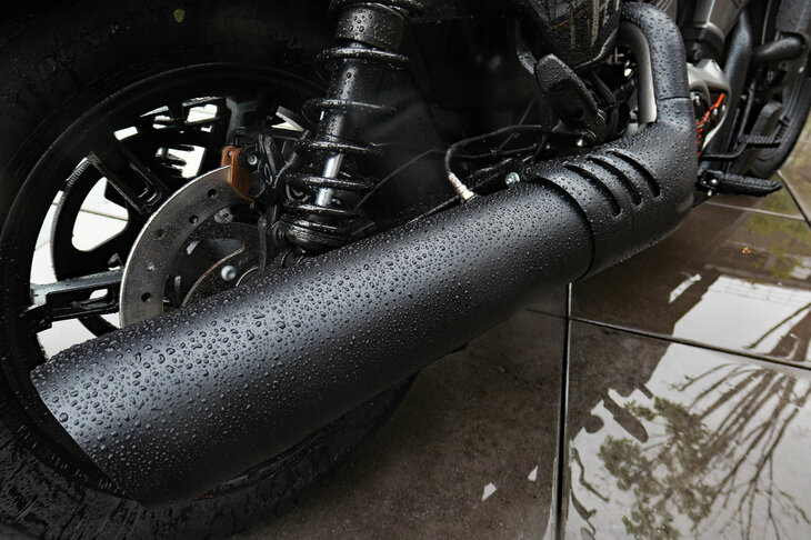 ハーレーダビッドソン・ナイトスター（マフラー）