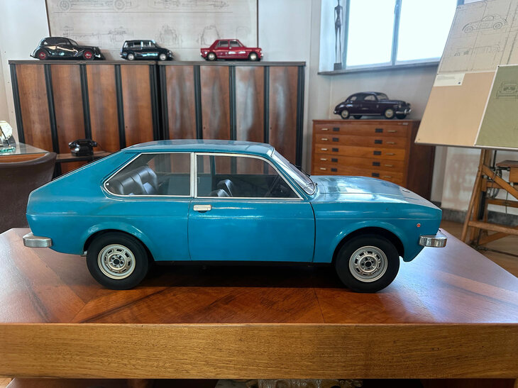 1975年「フィアット128 3P」のスケールモデルも展示されている。