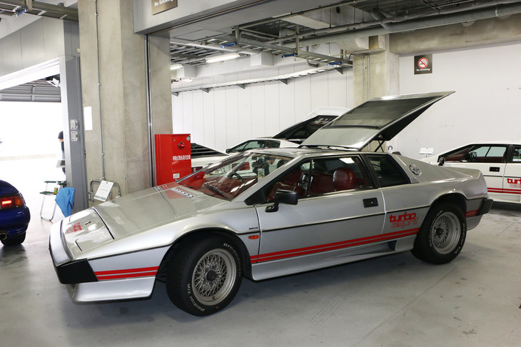 「ロータス・エスプリ ターボ」（1983年）。車名の通り、最高出力210hpのターボエンジンを搭載したエスプリの高性能モデルである。エアロパーツと「Turbo」のロゴが外観上の特徴だ。