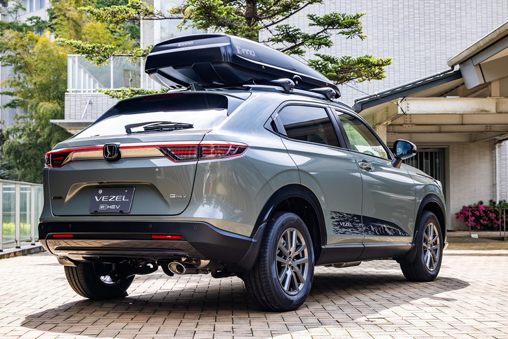 「アクティブスタイル」と呼ばれる「ヴェゼル」の純正パーツ装着車。ボディーサイドデカールやリアコンビガーニッシュ、システムキャリア、ルーフボックスなどをオプション装着している。