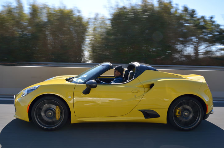 
	ロー＆ワイドなボディーを持つ「4Cスパイダー」だが、ホイールベースはわずか2380mm。多くの軽乗用車より短い値となっている。
	