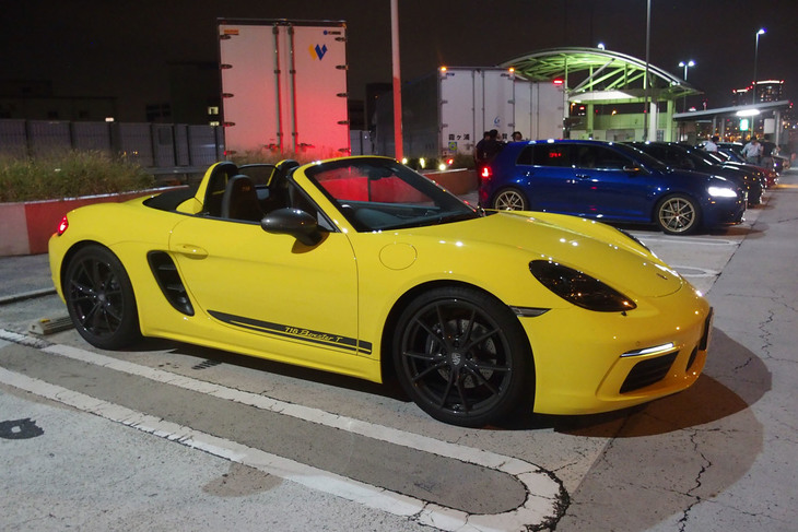 2020年6月に日本導入が発表された「718ボクスターT」。1968年に登場した「911T」のコンセプトを受け継ぎ、エモーショナルなポルシェの走行体験を提供するという。今回試乗したのは、鮮やかな「レーシングイエロー」の外装色をまとった6段MT仕様であった。