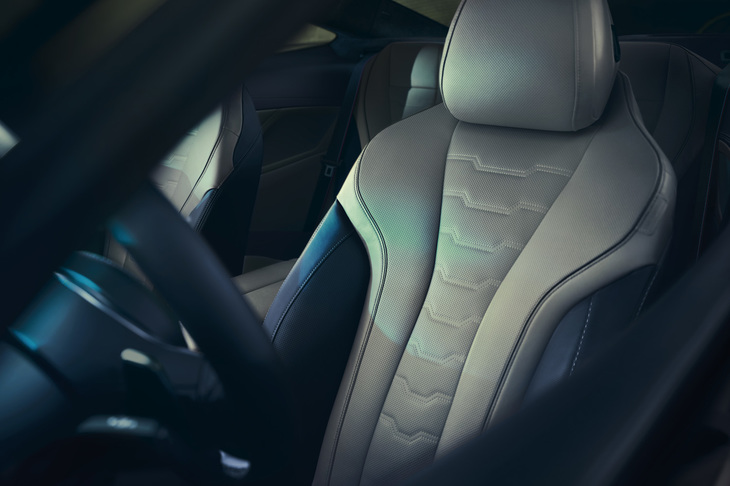 シート表皮にはBMWインディビジュアルのメリノレザーを採用。