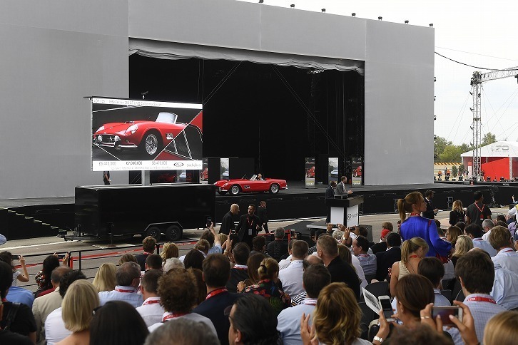 オークションの様子。