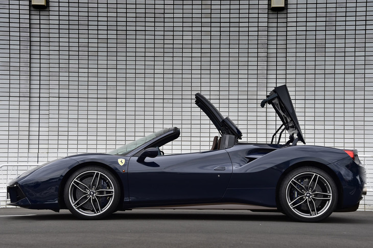 リトラクタブルハードトップは、先代モデルにあたる「458スパイダー」と同じ2ピース構造。オープン／クローズともに、動作は14秒で完了する。