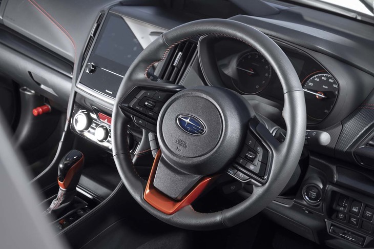 「アイサイト」のセッティングスイッチはステアリングの右スポークに集約されている。