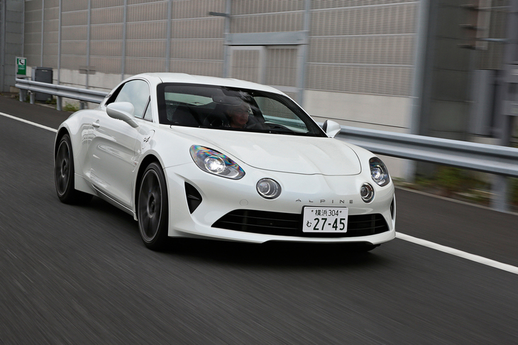 
	新型「A110」の前後重量配分は44：56。サスペンションは前後ともダブルウイッシュボーン式となっている。
	