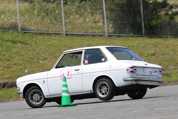 チャンピオンナンバー「1」を付けた前回優勝車である、KP30の型式名を持つ2代目「トヨタ・パブリカ1000」。ご覧のように旋回時は内側後輪を浮かせる攻めの走りを見せたが、コンマ16秒という僅差で2位となった。