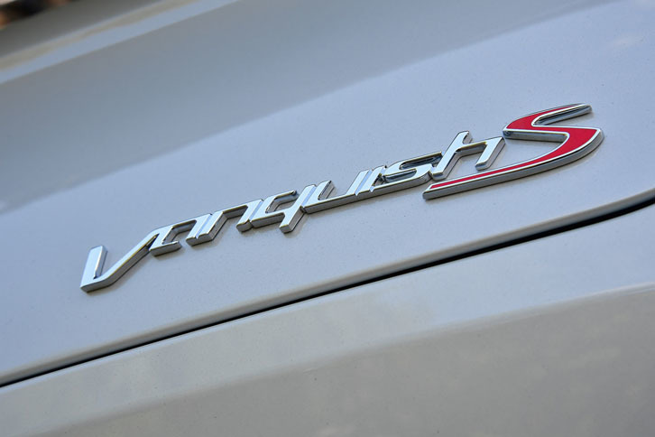トランクリッドの後端に貼られた「Vanquish S」のエンブレム。車両価格は3457万9982万円。