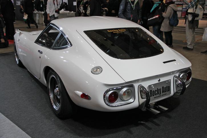 「R3000GT」のリアビュー。エンジンはトヨタ製2JZ-GE（3リッター直6 DOHC）を搭載。ちなみにすでに30台のオーダーが入っているが、うち3割ほどの注文主はオリジナルの「2000GT」のオーナーとのこと。