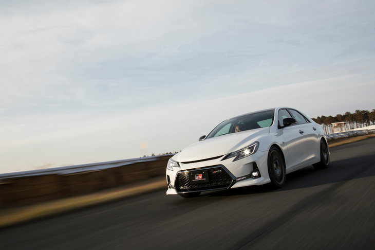 トランスミッションのギア比は初代と同じだが、ファイナルのギア比は3.615と、初代（4.083）よりハイギアードとなっている。