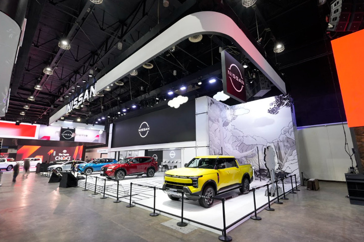 「第10回フィリピン国際モーターショー」の日産ブース。「ナバラ プロ プラグインハイブリッド」「プリメーラ EV」に加えて、新型「キックスe‑POWER」と、新型「エクストレイルe‑POWER」も展示された。