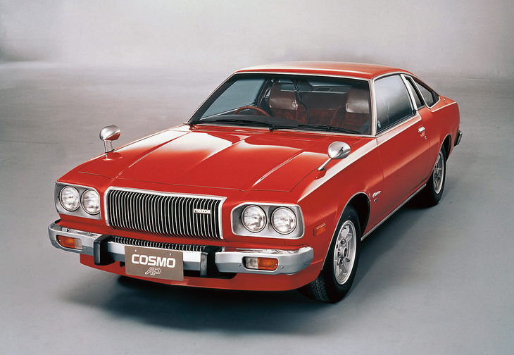 「マツダ・コスモAP」。変わったウィンドウグラフィックを持つボディーに、13B（654cc×2）あるいは12A（573cc×2）のロータリーエンジン、または1.8リッター直4 SOHCのレシプロエンジンを積む。