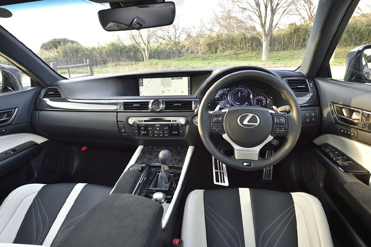 メーターフードやインストゥルメントパネル上部、センターコンソールなどの表皮にアルカンターラを採用し、プレミアムスポーツとしての質感を表現している。