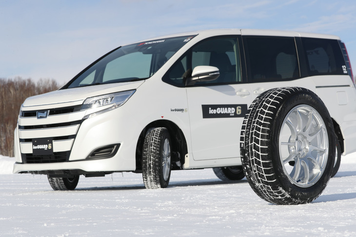 「アイスガードiG60」は、従来品を上回る氷上ブレーキ性能やウエットグリップ性能に加え、約4年を経ても高い性能を保っていられるロングライフ性能も備えているという。