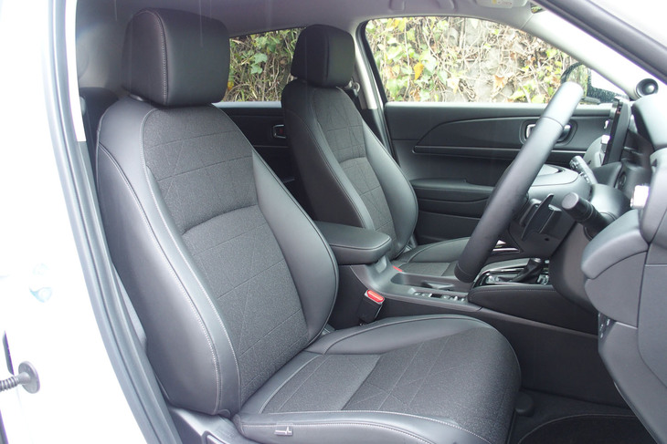 ホンダ・ヴェゼルe：HEV Z（フロントシート）