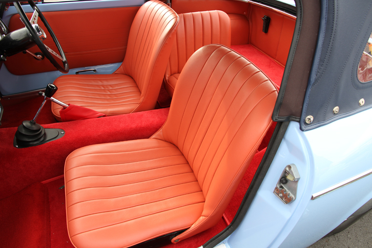 初期型の「ダットサン・フェアレディ1500（SP310）」は、横向きのサードシートを備えた3シーターだった。このクルマのオーナーは内装のスペシャリストのため、かように美しく張り直されている。