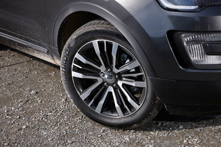 エクステリアについては、切削加工の20インチアルミホイールや、専用デュアルエキゾーストパイプ、スキッドプレート、LEDフロントフォグランプなどで他グレードとの差別化が図られている。