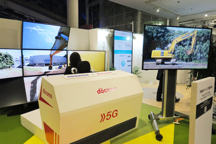こちらはNTTドコモとコマツが共同開発している、重機の遠隔操作システム。労働人口の減少が懸念される日本。将来は、こうした技術の普及が切実に求められるようになるのかもしれない。
