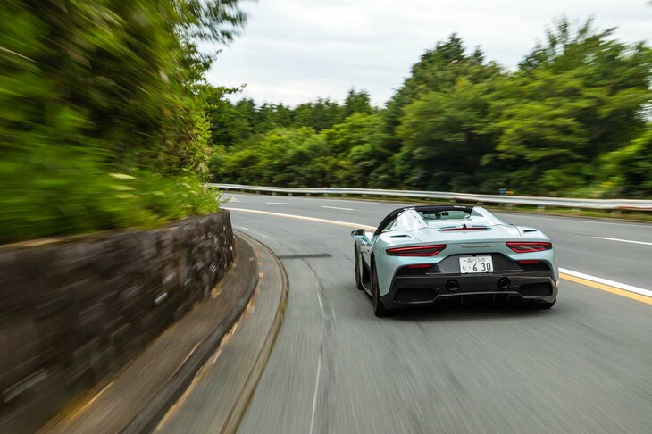 「MC20チェロ」はとても乗りやすいスーパースポーツといえる。ルーフを開放し快音に包まれたなら、クーペ「MC20」とは異なる魅力に納得すること請け合いだ。