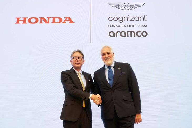 2023年5月24日、本田技研工業の青山本社で記者会見が開かれ、2026年シーズンからのホンダのF1復帰が発表された。写真は、会見に臨む本田技研工業の三部敏宏 代表執行役社長（写真左）と、アストンマーティン・アラムコ・コグニザント・フォーミュラ・ワン・チームのローレンス・ストロール会長（同右）。（写真：本田技研工業）