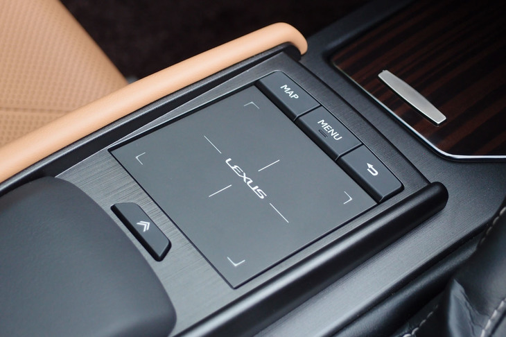 レクサスES300h“バージョンL”（インフォテインメントシステムの操作デバイス）