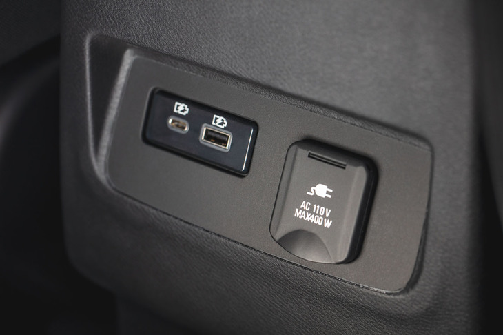 日産フロンティア（USBソケットとAC110V電源）