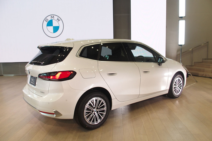 218iアクティブツアラー エクスクルーシブ（リアビュー）