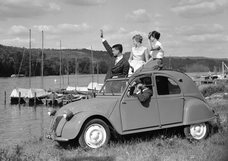 1954年にはフラットツインを425cc・12PSに拡大し、最高速は75km/hに向上。写真のように大人4人がちゃんと乗れた。