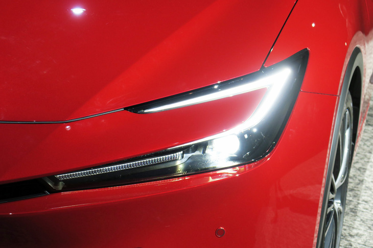 トヨタ・プリウス2.0L HEVプロトタイプ（ヘッドランプ）