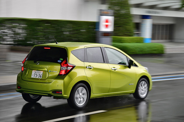 横浜の市街地を行く「ノートe-POWER」。