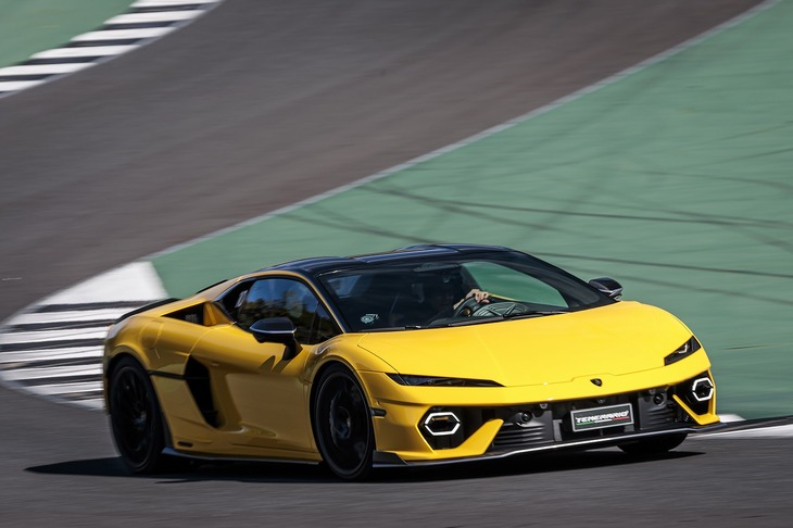 フロントに2基、エンジンとトランスミッションの間に1基のモーターを搭載。いずれもイタリアのYASAが手がけるアキシャルフラックスモーターだ。