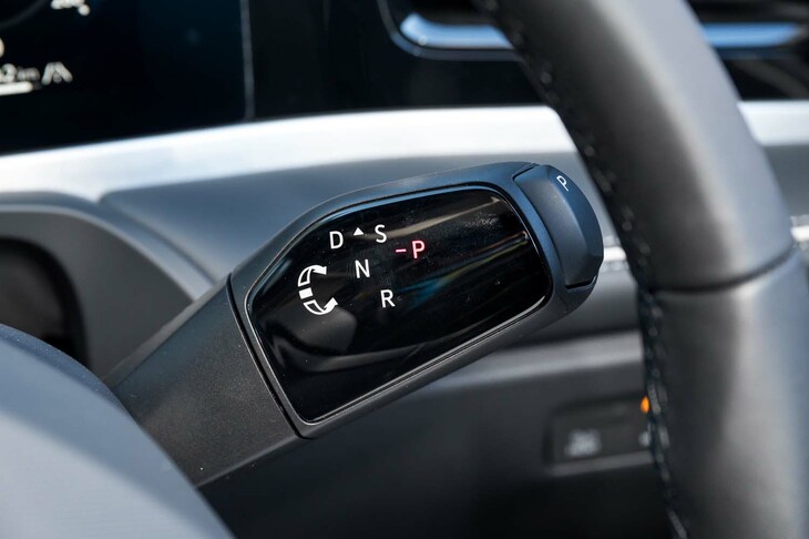 ステアリングコラムに備わるシフトセレクター。上に回すと前進方向の「D」「S」に、下に回すと後進方向の「R」にギアが入り、頭頂部のボタンを押すと「P」に入る。