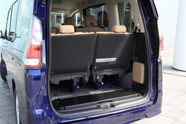 3列目シートの格納は、従来モデルと同じく左右跳ね上げ式。格納する際には中央席のヘッドレストを外す必要がある。（写真をクリックすると、各種アレンジの様子が見られます）