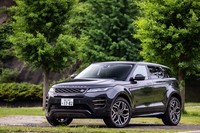 
	すべてが新しくなった新型「レンジローバー イヴォーク」。「PTA（プレミアム・トランスバース・アーキテクチャー）」と呼ばれる新開発プラットフォームを採用し、マイルドハイブリッド機構を組み込んだパワートレインを搭載している。
	