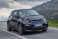 BMWが2013年に発表した電気自動車「i3」。いかにも「電気で走る未来のクルマ」というデザインをまとっている。