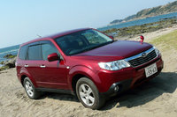 スバル自慢の“本当の”フルタイム4WDのおかげで、走破性能はかなりのもの。砂浜なんかも遠慮なく入っていけた。