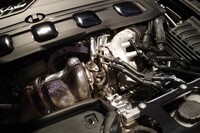 「メルセデスAMG SL43」のエンジンには“電動ターボ”が装着されている。これはF1由来の技術で、ターボと同軸上に配置された電気モーターが直接ターボを駆動、アイドリングスピードから全回転域にわたってエンジンのレスポンスを向上させる。