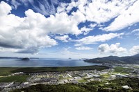 標高284mの鏡山山頂からは唐津湾が一望できる。その沿岸に広がるのは、黒松が生い茂る「虹の松原」。