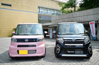 「タント」（左）と「タントカスタム」（右）。（写真=池之平昌信）