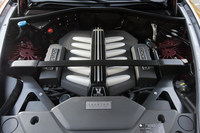 パワープラントには最高出力571ps、最大トルク900Nmを発生する、6.75リッターV12直噴ツインターボエンジンを採用。トランスミッションはトルコン式の8段ATが組み合わされる。