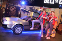 近年「デロリアンDMC-12」は、若者の間では歴史的映画に近い『バック・トゥ・ザ・フューチャー』風アトラクションの大道具として使われることが多い。2018年パリにて。